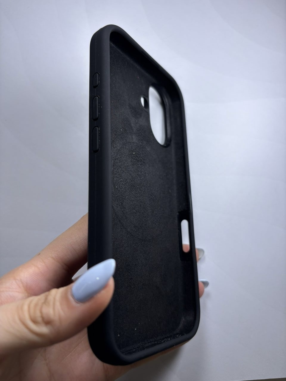Case silicone premium iPhone 16 - imagen 2