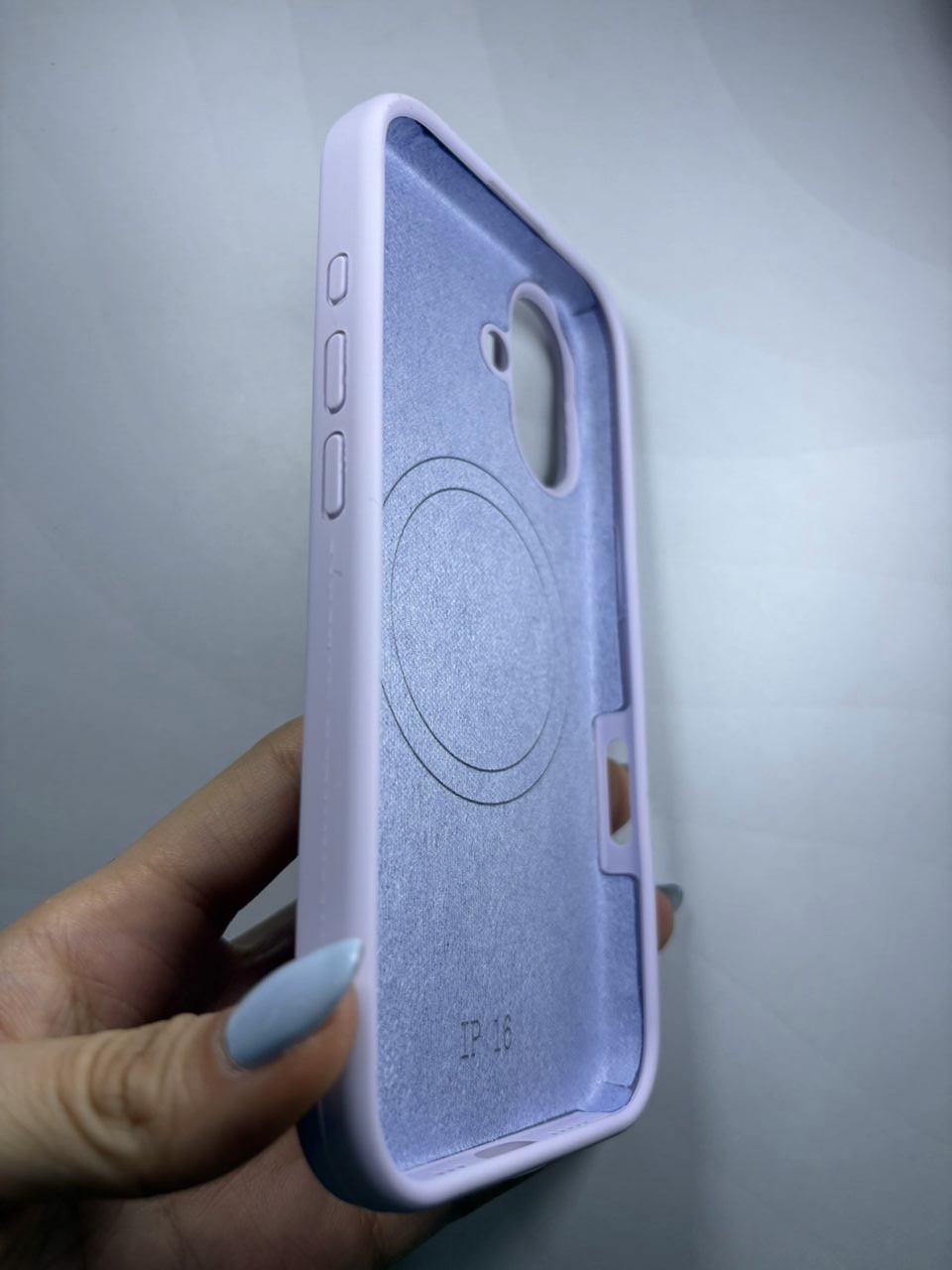 Case silicone premium iPhone 16 - imagen 2