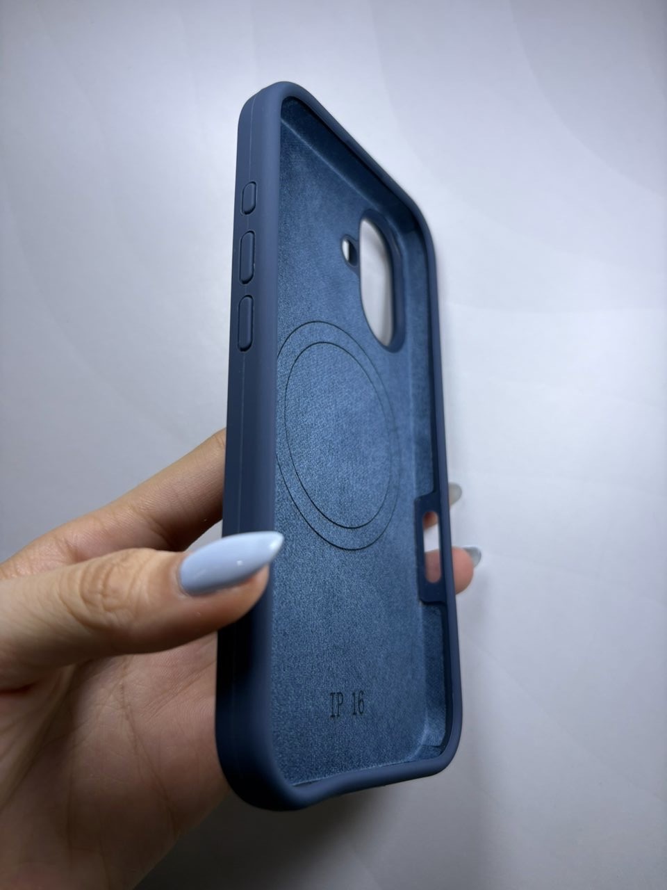 Case silicone premium iPhone 16 - imagen 2