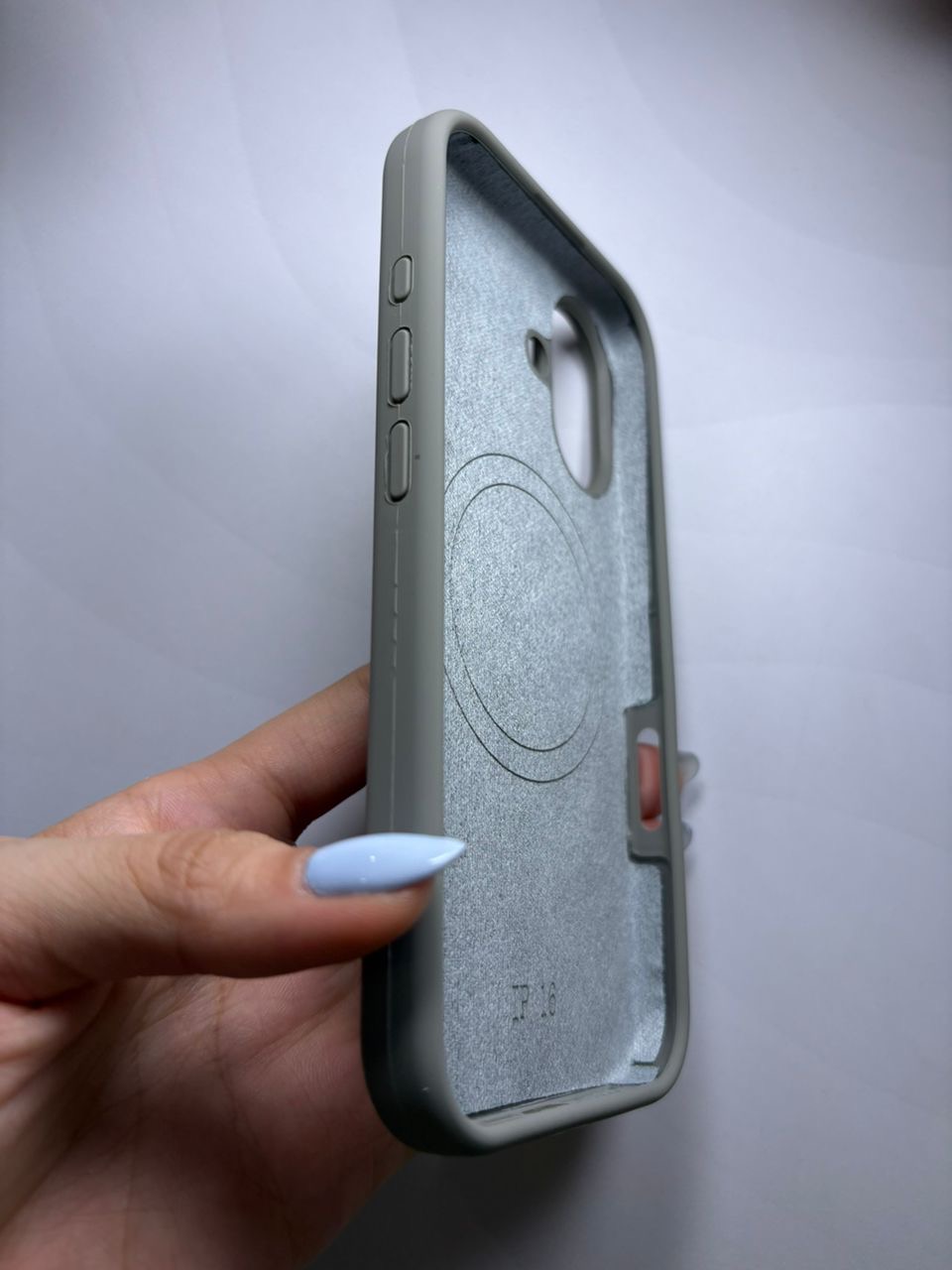 Case silicone premium iPhone 16 - imagen 2